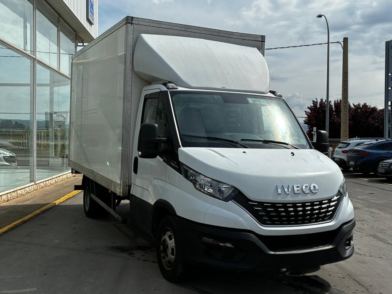 Caja cerrada con plataforma elevadora IVECO 35C16 20m3 Automática - Furgons ar slēgtā virsbūve: foto 3 Caja cerrada con plataforma elevadora IVECO 35C16 20m3 Automática - Furgons ar slēgtā virsbūve: foto 3