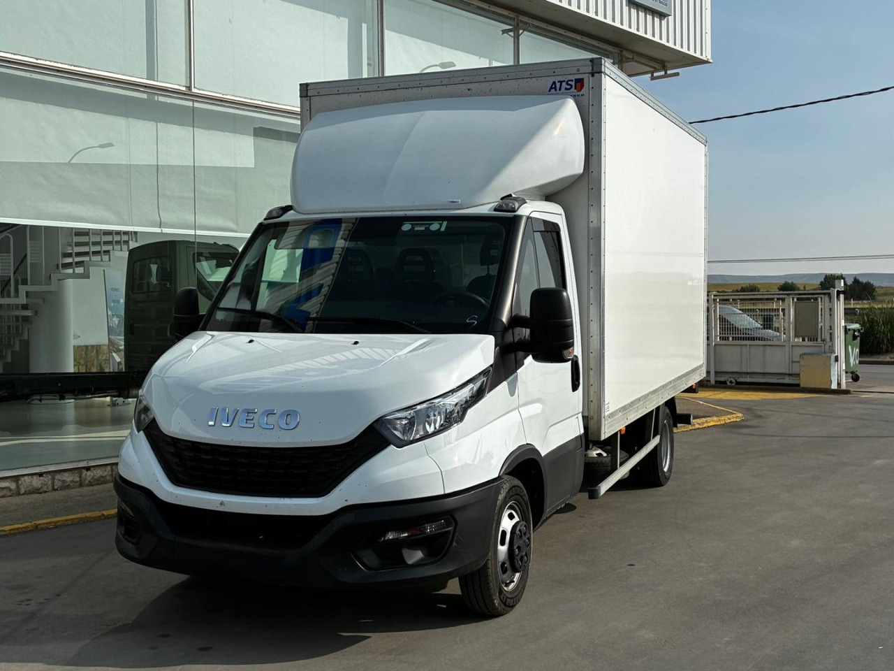 Caja cerrada con plataforma elevadora IVECO 35C16 20m3 - Furgons ar slēgtā virsbūve: foto 1 Caja cerrada con plataforma elevadora IVECO 35C16 20m3 - Furgons ar slēgtā virsbūve: foto 1