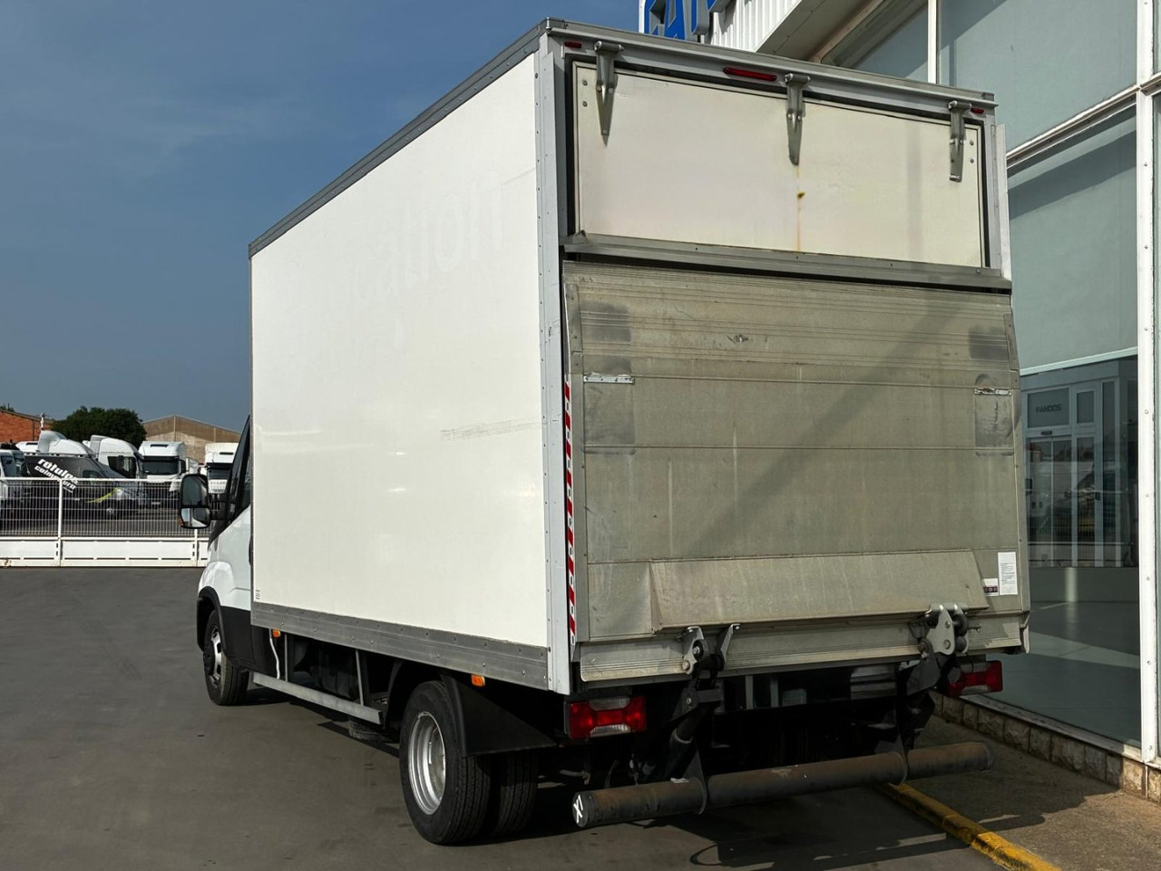 Caja cerrada con plataforma elevadora IVECO 35C16 20m3 - Furgons ar slēgtā virsbūve: foto 4 Caja cerrada con plataforma elevadora IVECO 35C16 20m3 - Furgons ar slēgtā virsbūve: foto 4