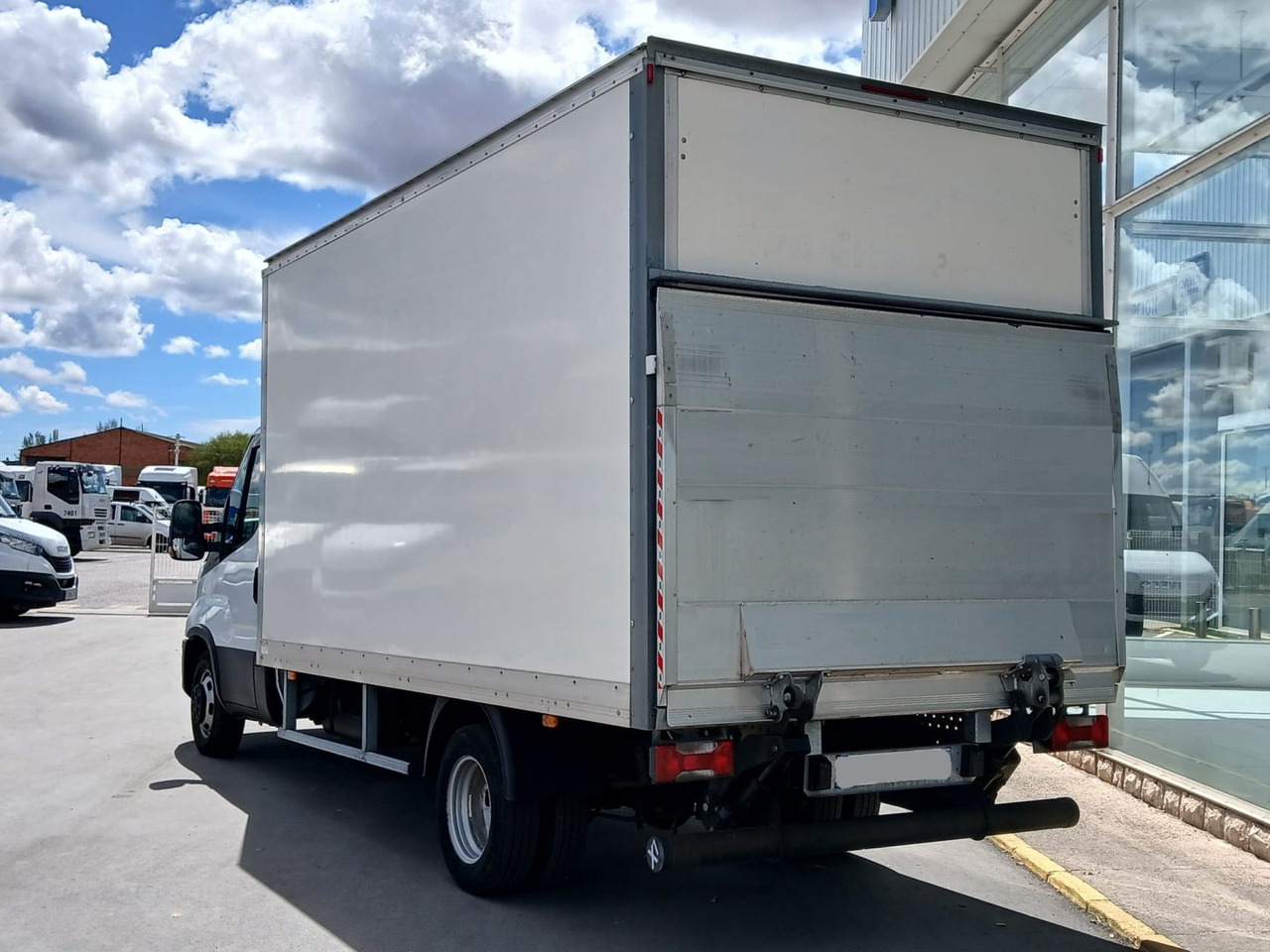 Caja cerrada con plataforma elevadora IVECO 35C16 20m3 - Furgons ar slēgtā virsbūve: foto 4 Caja cerrada con plataforma elevadora IVECO 35C16 20m3 - Furgons ar slēgtā virsbūve: foto 4