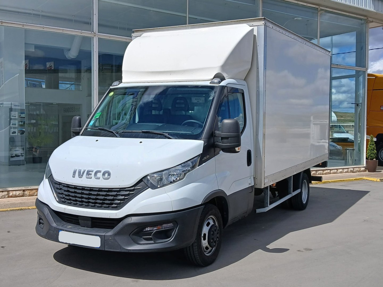 Caja cerrada con plataforma elevadora IVECO 35C16 20m3 - Furgons ar slēgtā virsbūve: foto 1 Caja cerrada con plataforma elevadora IVECO 35C16 20m3 - Furgons ar slēgtā virsbūve: foto 1