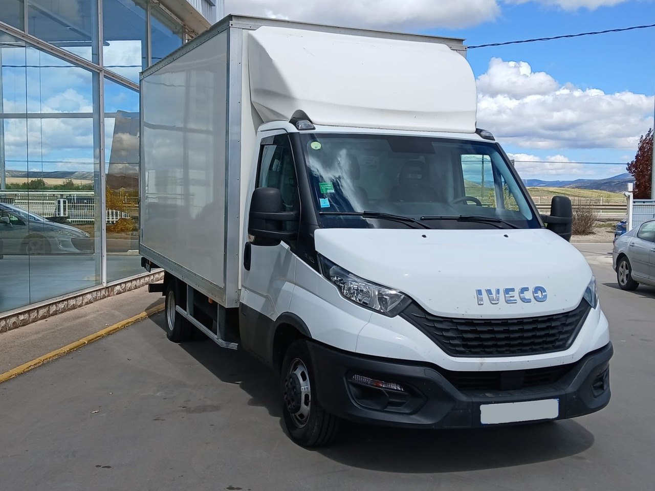 Caja cerrada con plataforma elevadora IVECO 35C16 20m3 - Furgons ar slēgtā virsbūve: foto 3 Caja cerrada con plataforma elevadora IVECO 35C16 20m3 - Furgons ar slēgtā virsbūve: foto 3