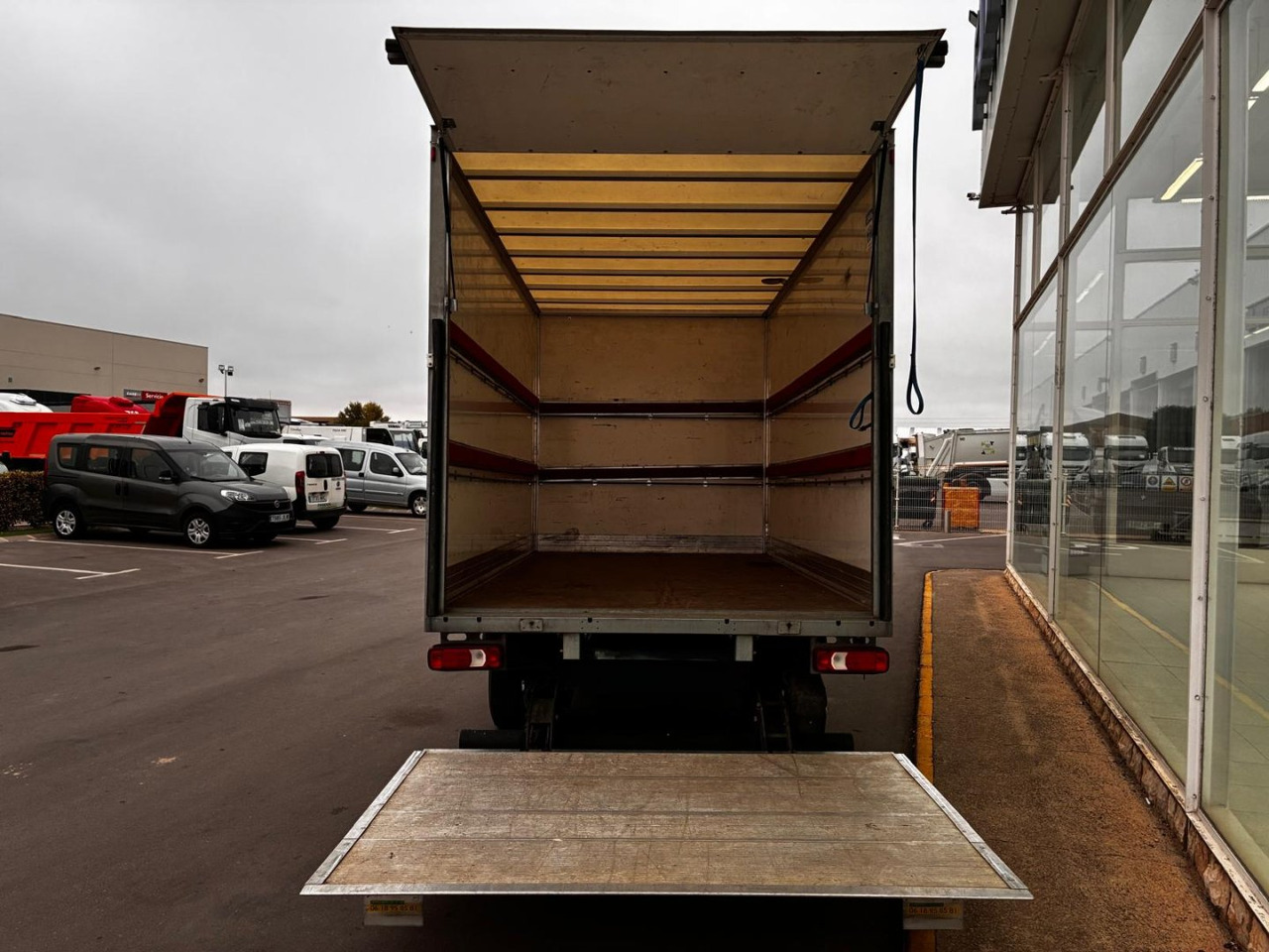 Caja cerrada con plataforma elevadora IVECO 35C16 3.0 20m3 - Furgons ar slēgtā virsbūve: foto 5 Caja cerrada con plataforma elevadora IVECO 35C16 3.0 20m3 - Furgons ar slēgtā virsbūve: foto 5