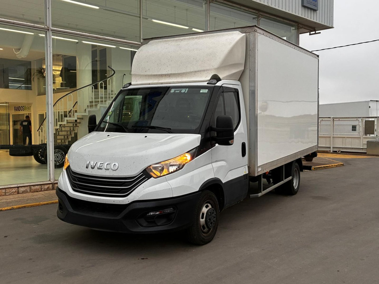 Caja cerrada con plataforma elevadora IVECO 35C16 3.0 20m3 - Furgons ar slēgtā virsbūve: foto 1 Caja cerrada con plataforma elevadora IVECO 35C16 3.0 20m3 - Furgons ar slēgtā virsbūve: foto 1