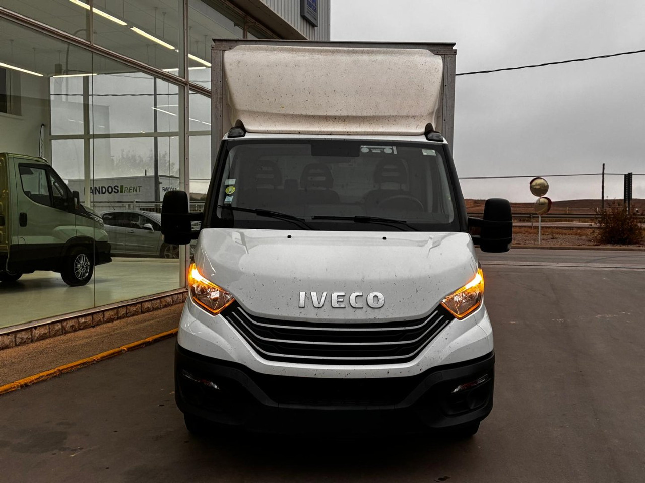 Caja cerrada con plataforma elevadora IVECO 35C16 3.0 20m3 - Furgons ar slēgtā virsbūve: foto 2 Caja cerrada con plataforma elevadora IVECO 35C16 3.0 20m3 - Furgons ar slēgtā virsbūve: foto 2