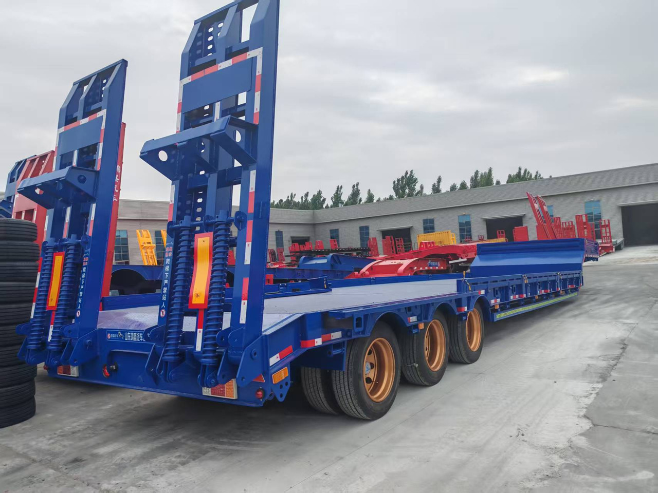 13M Low Bed Semi Trailer | 3 Axles | Heavy Duty Lowboy for Construction Machinery Transport - Puspiekabe zema profila platforma: foto 1 13M Low Bed Semi Trailer | 3 Axles | Heavy Duty Lowboy for Construction Machinery Transport - Puspiekabe zema profila platforma: foto 1