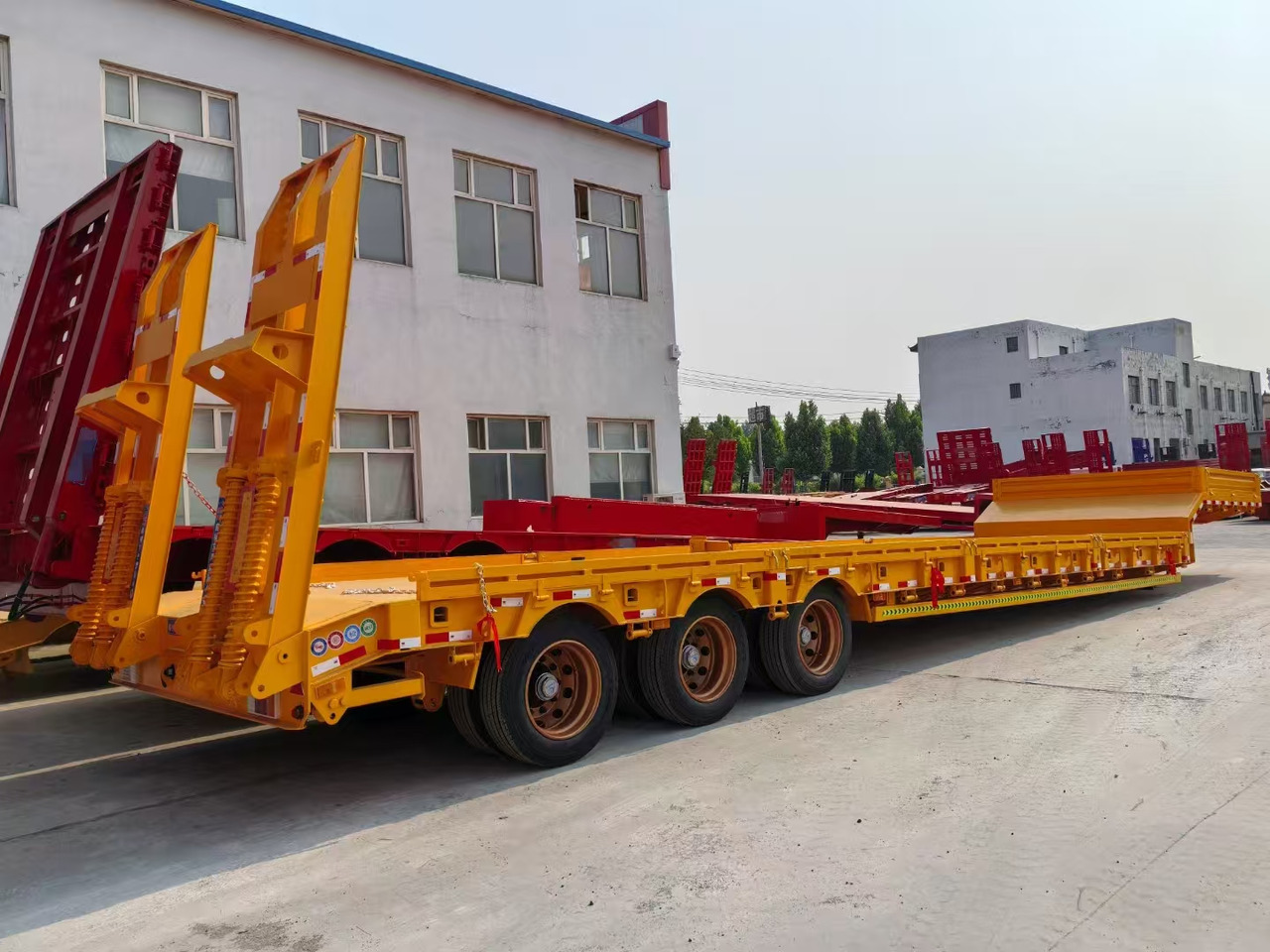 13M Low Bed Semi Trailer | 3 Axles | Heavy Duty Lowboy for Construction Machinery Transport - Puspiekabe zema profila platforma: foto 2 13M Low Bed Semi Trailer | 3 Axles | Heavy Duty Lowboy for Construction Machinery Transport - Puspiekabe zema profila platforma: foto 2