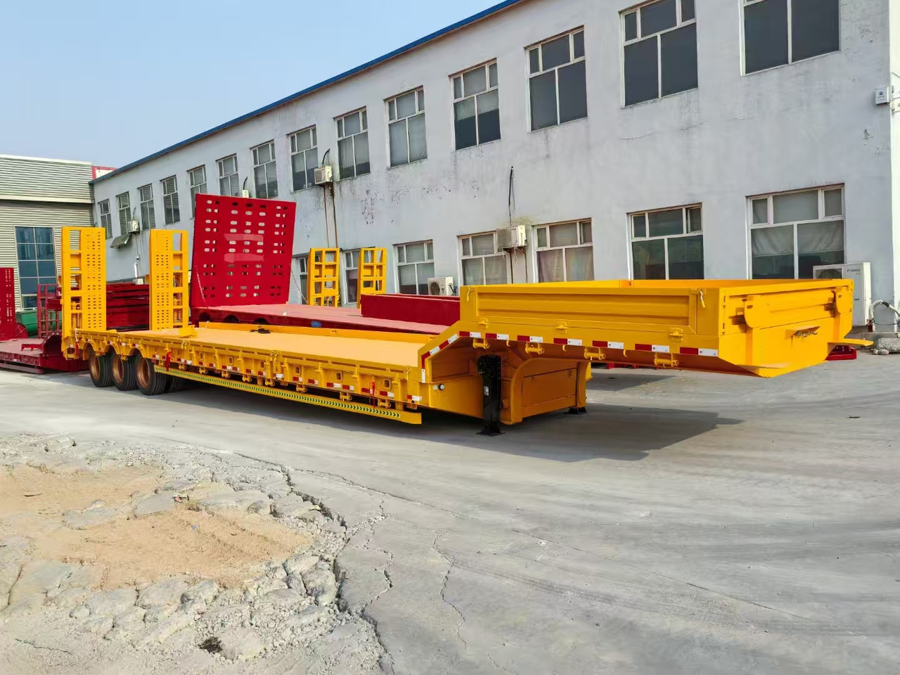 13M Low Bed Semi Trailer | 3 Axles | Heavy Duty Lowboy for Construction Machinery Transport - Puspiekabe zema profila platforma: foto 3 13M Low Bed Semi Trailer | 3 Axles | Heavy Duty Lowboy for Construction Machinery Transport - Puspiekabe zema profila platforma: foto 3