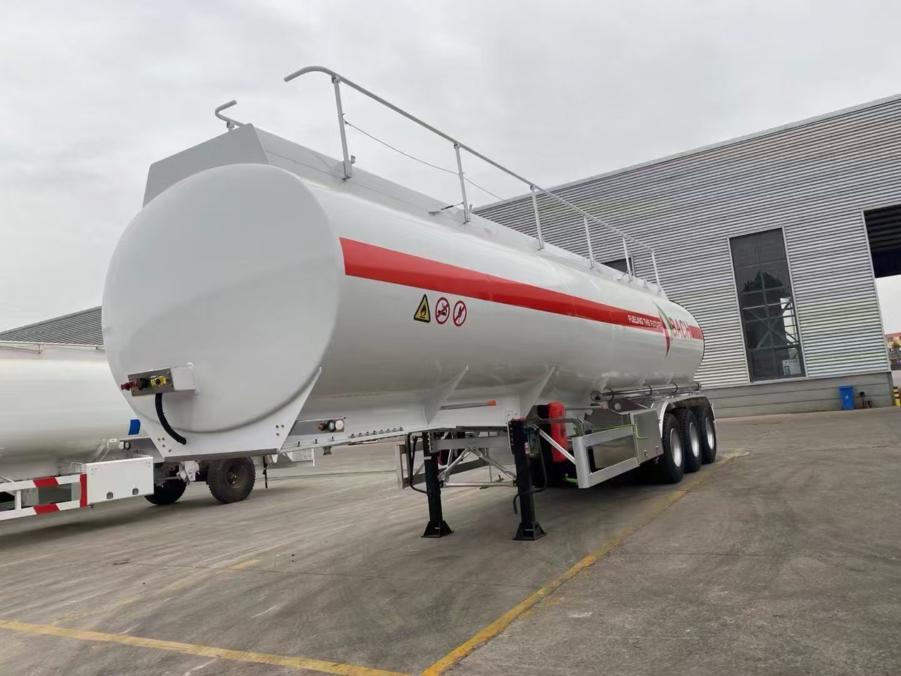30,000–60,000 Liters Single or Multiple Compartments Customizable tank trailers available - Puspiekabe cisterna: foto 1 30,000–60,000 Liters Single or Multiple Compartments Customizable tank trailers available - Puspiekabe cisterna: foto 1