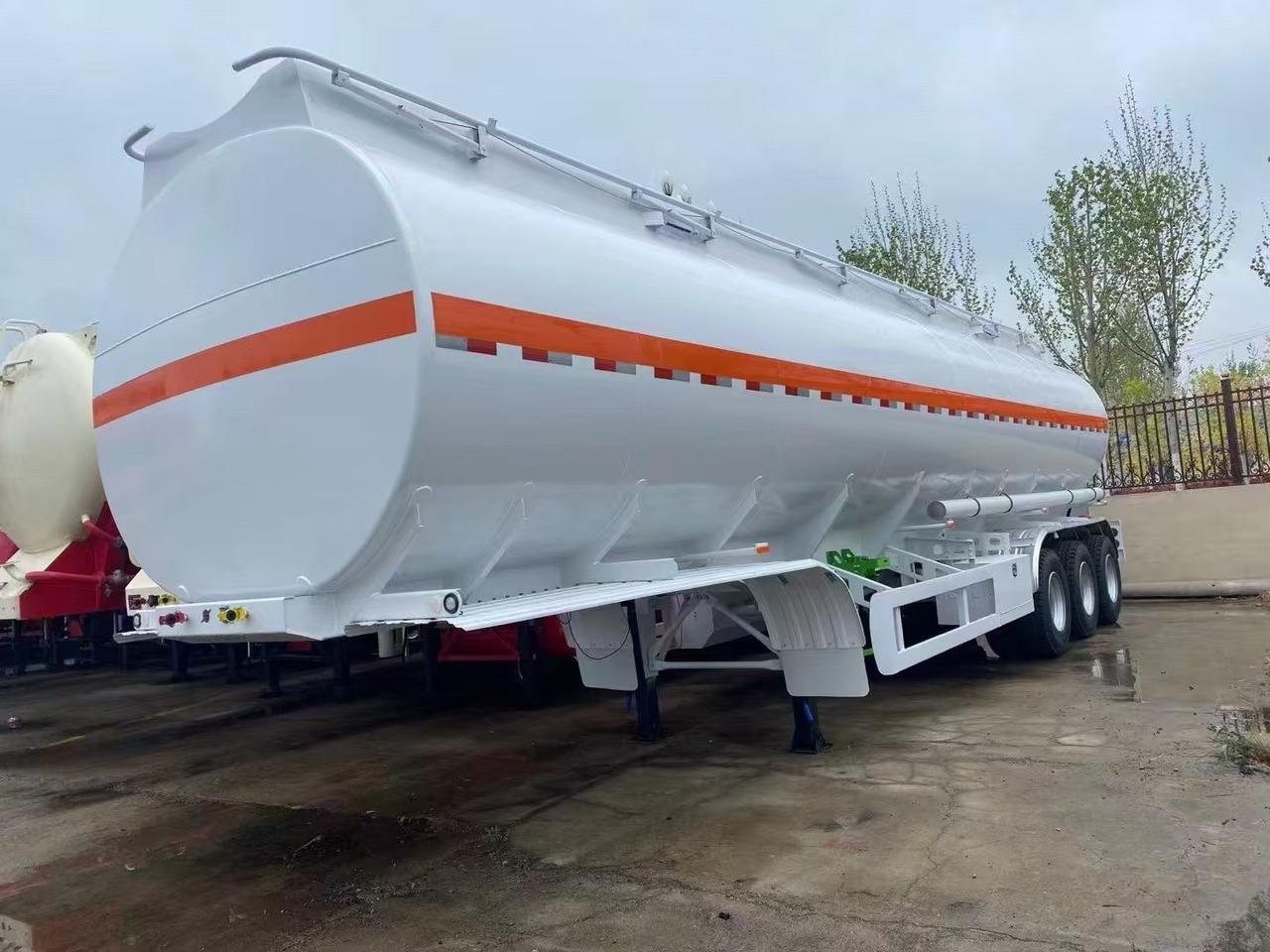 30,000–60,000 Liters Single or Multiple Compartments Customizable tank trailers available - Puspiekabe cisterna: foto 3 30,000–60,000 Liters Single or Multiple Compartments Customizable tank trailers available - Puspiekabe cisterna: foto 3