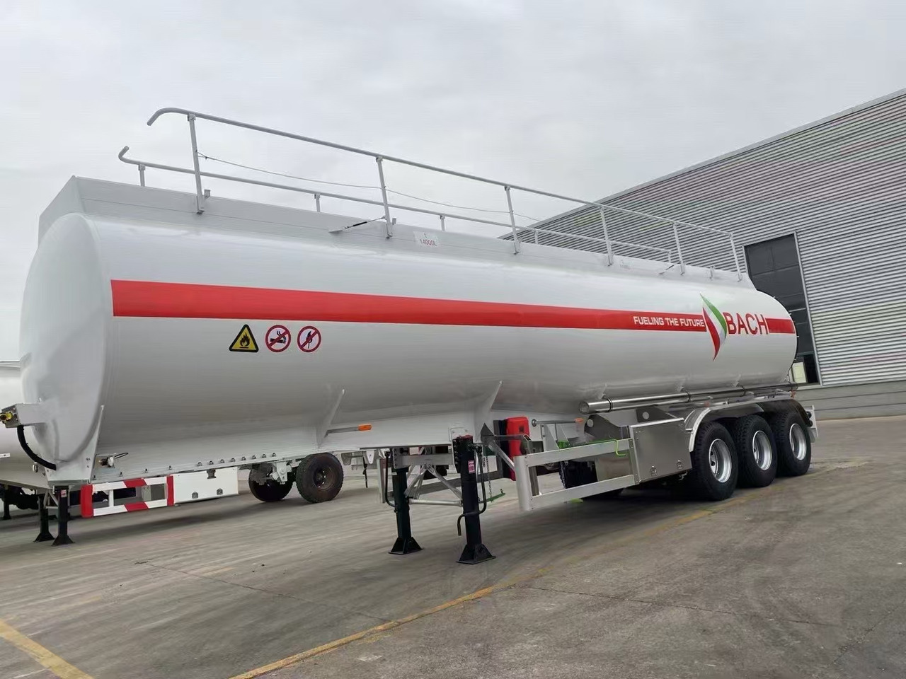 30,000–60,000 Liters Single or Multiple Compartments Customizable tank trailers available - Puspiekabe cisterna: foto 2 30,000–60,000 Liters Single or Multiple Compartments Customizable tank trailers available - Puspiekabe cisterna: foto 2