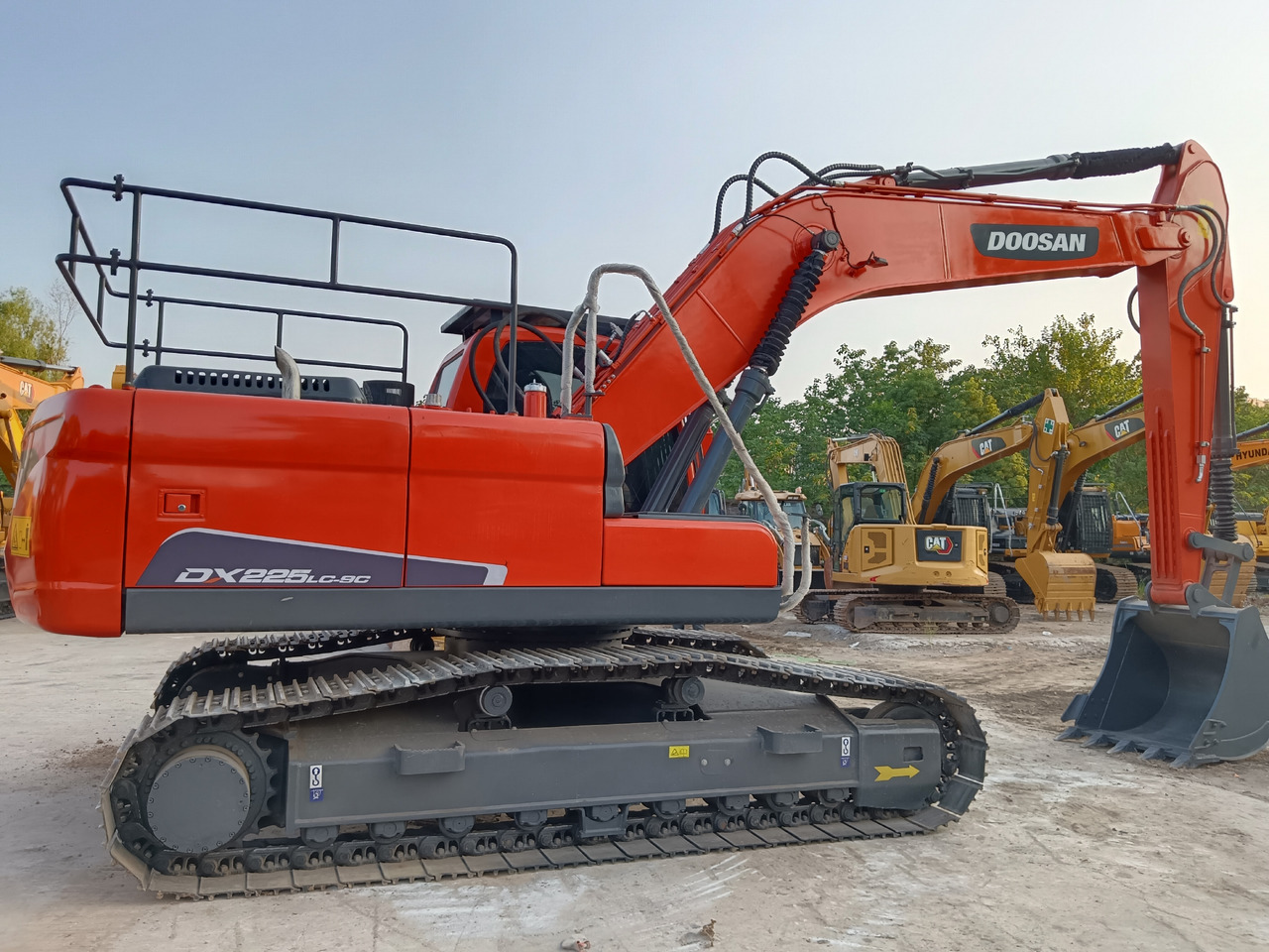 DOOSAN DX225LC-9C - Kāpurķēžu ekskavators: foto 1 DOOSAN DX225LC-9C - Kāpurķēžu ekskavators: foto 1