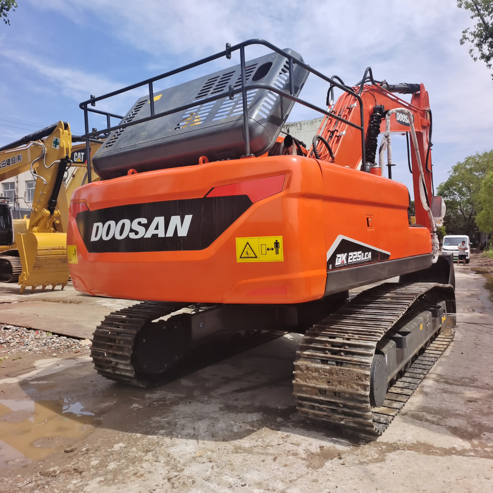 DOOSAN DX225LCA DX225LC-9C DX300 DX340 - Kāpurķēžu ekskavators: foto 1 DOOSAN DX225LCA DX225LC-9C DX300 DX340 - Kāpurķēžu ekskavators: foto 1