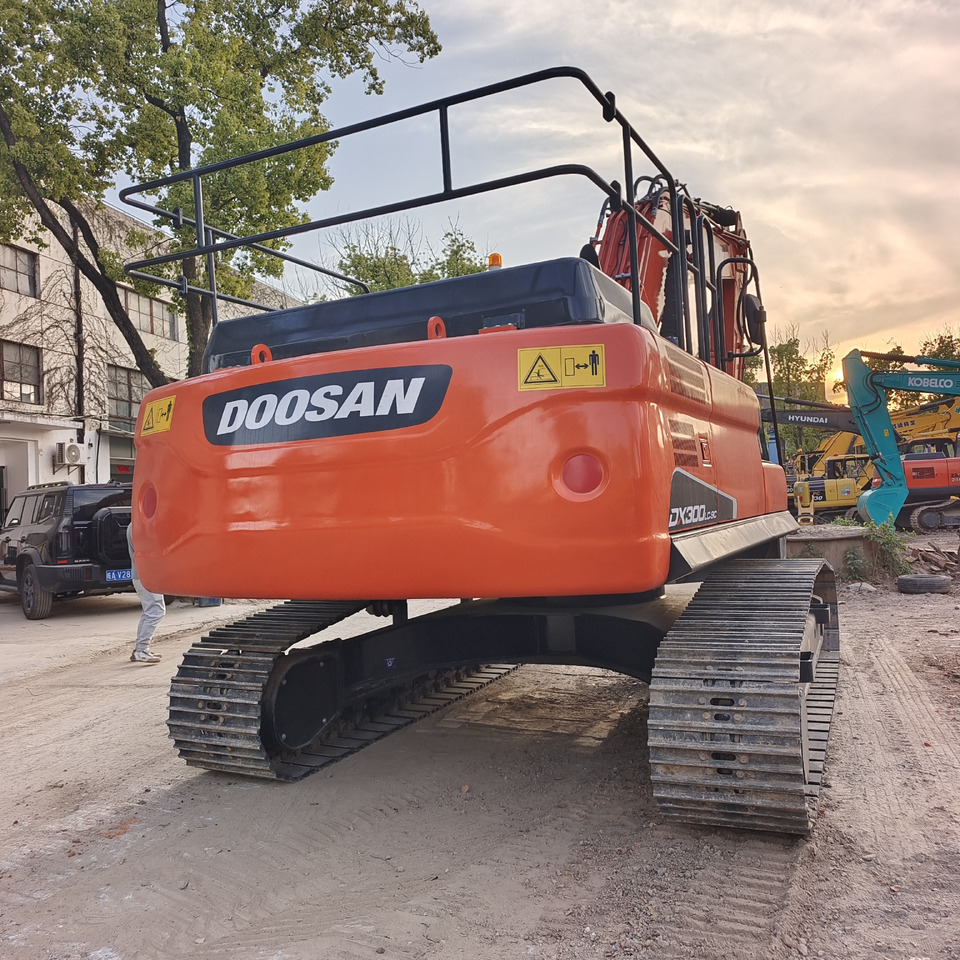 DOOSAN DX300 LC - 9C DX 300 LCA - Kāpurķēžu ekskavators: foto 5 DOOSAN DX300 LC - 9C DX 300 LCA - Kāpurķēžu ekskavators: foto 5