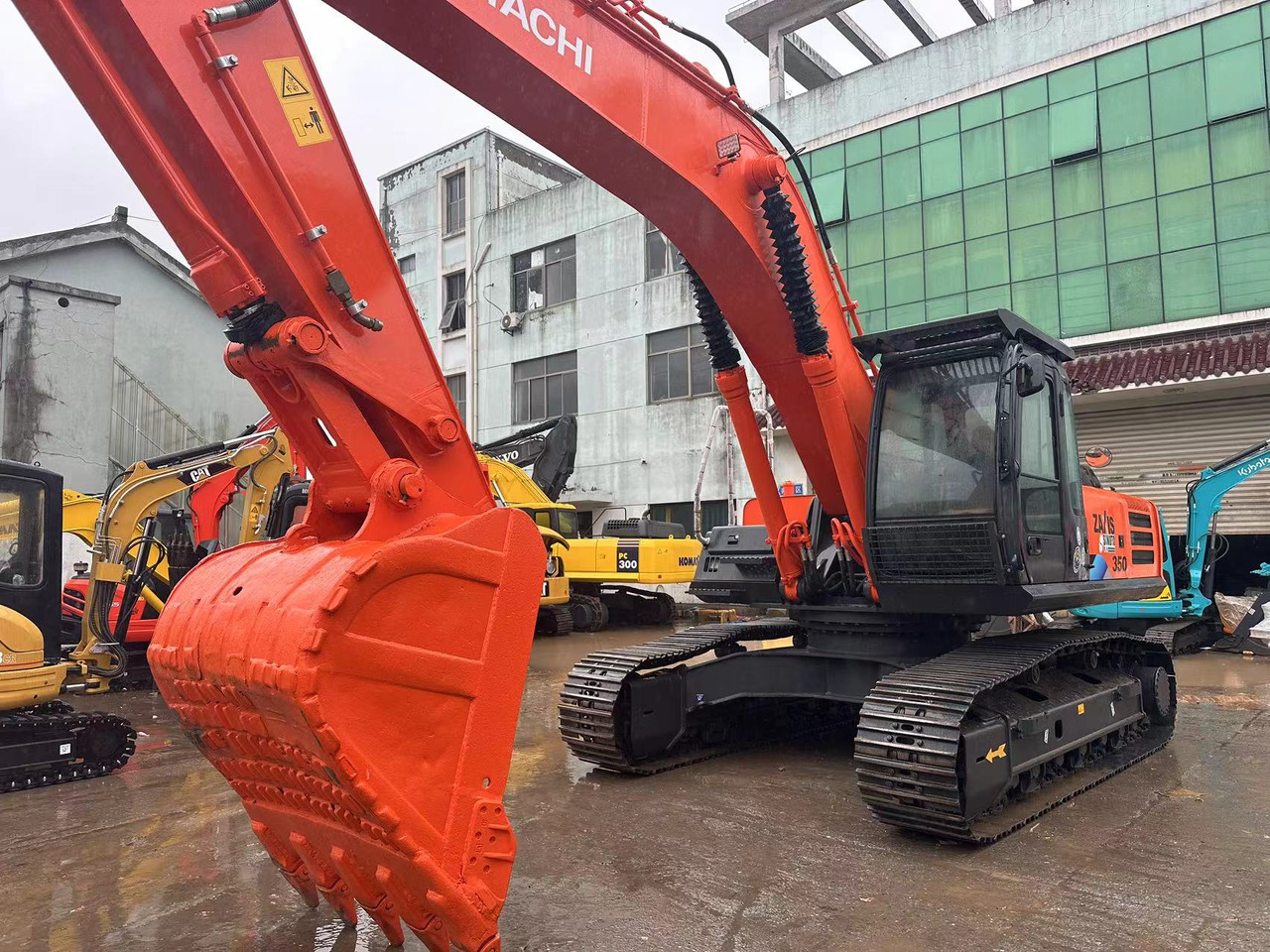 HITACHI ZX350 - Kāpurķēžu ekskavators: foto 5 HITACHI ZX350 - Kāpurķēžu ekskavators: foto 5