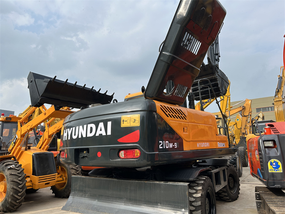HYUNDAI 210W-9 - Riteņu ekskavators: foto 1 HYUNDAI 210W-9 - Riteņu ekskavators: foto 1