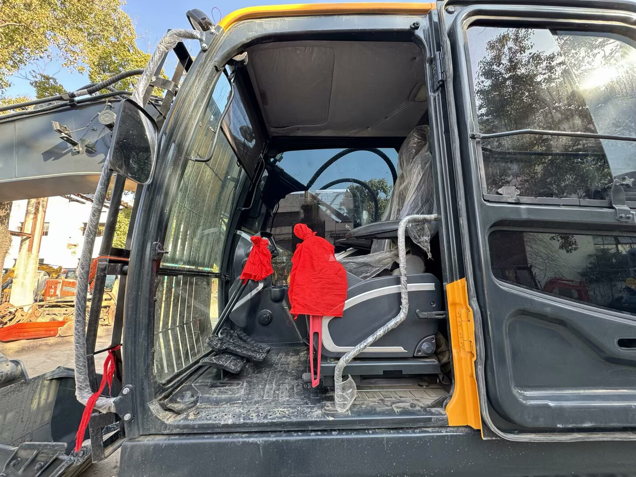 HYUNDAI 220LC-9S 220LC-9T - Kāpurķēžu ekskavators: foto 2 HYUNDAI 220LC-9S 220LC-9T - Kāpurķēžu ekskavators: foto 2