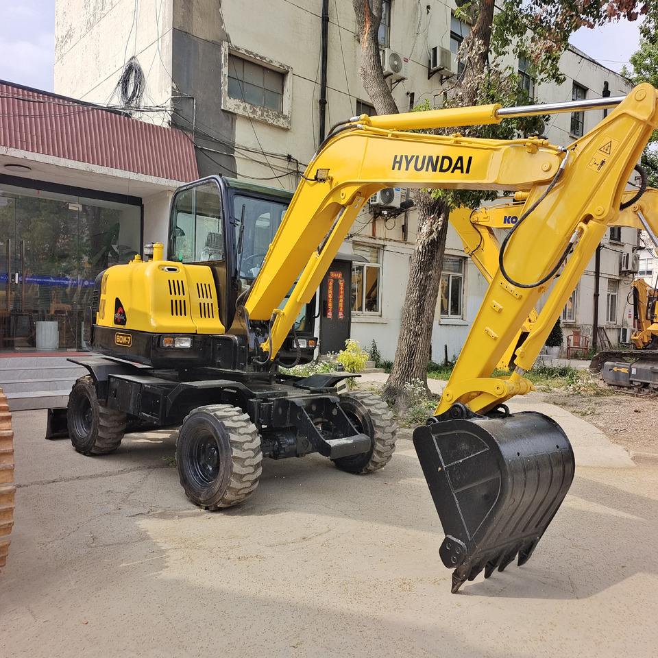 HYUNDAI R 60W - 7 R60W-7 - Riteņu ekskavators: foto 1 HYUNDAI R 60W - 7 R60W-7 - Riteņu ekskavators: foto 1