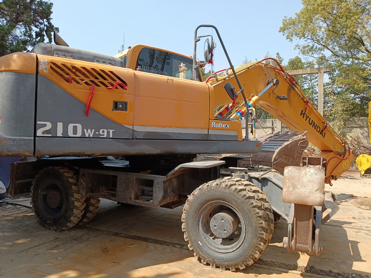 HYUNDAI R210W-9 - Riteņu ekskavators: foto 1 HYUNDAI R210W-9 - Riteņu ekskavators: foto 1