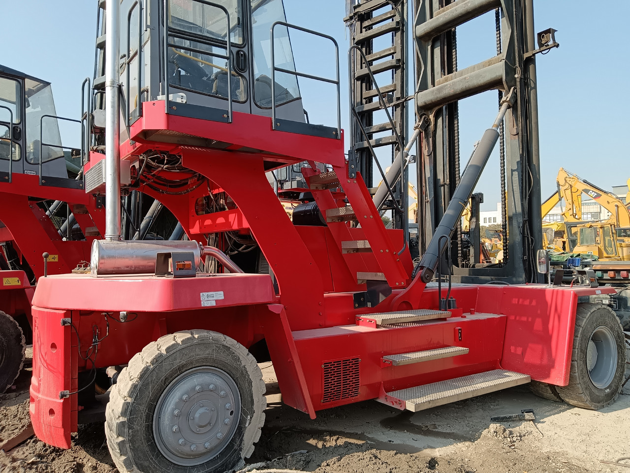 KALMAR DCE90 - Sānu konteineru krāvējs: foto 1 KALMAR DCE90 - Sānu konteineru krāvējs: foto 1
