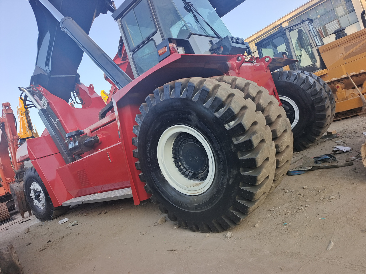 KALMAR DRF 450 45 TON REACH STACKER - Sānu konteineru krāvējs: foto 1 KALMAR DRF 450 45 TON REACH STACKER - Sānu konteineru krāvējs: foto 1
