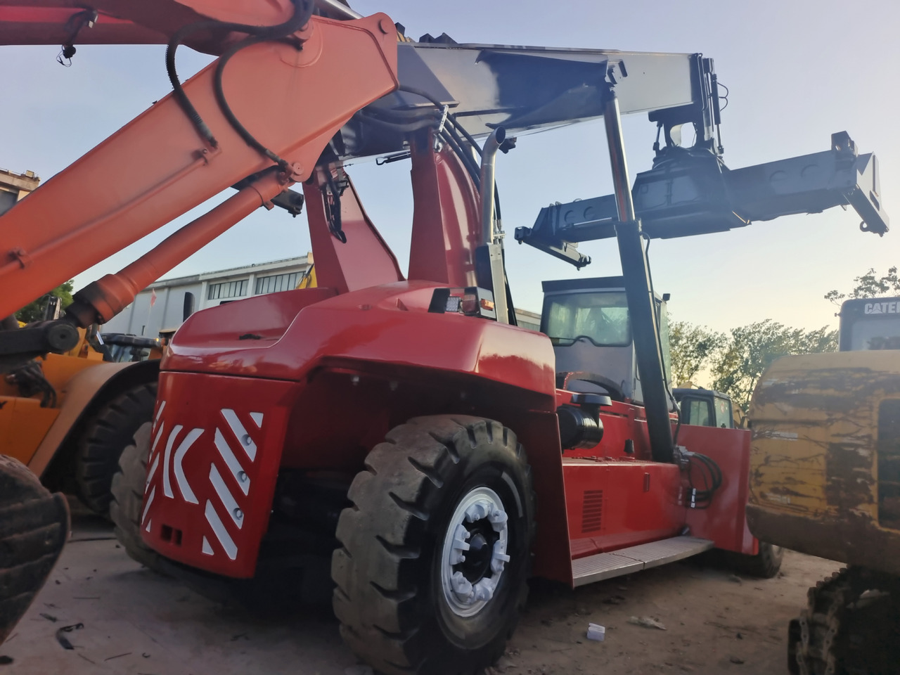 KALMAR DRF 450 45 TON REACH STACKER - Sānu konteineru krāvējs: foto 3 KALMAR DRF 450 45 TON REACH STACKER - Sānu konteineru krāvējs: foto 3