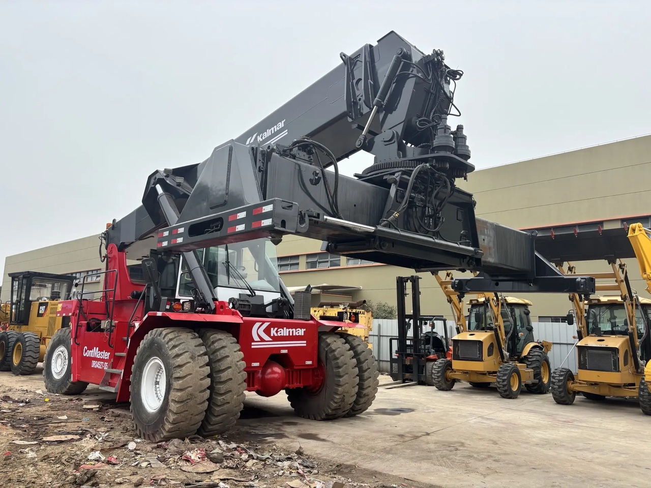 KALMAR DRS 4527 - S5 DRF450 DRT 450 45TON CONTAINER HANDLER - Sānu konteineru krāvējs: foto 2 KALMAR DRS 4527 - S5 DRF450 DRT 450 45TON CONTAINER HANDLER - Sānu konteineru krāvējs: foto 2