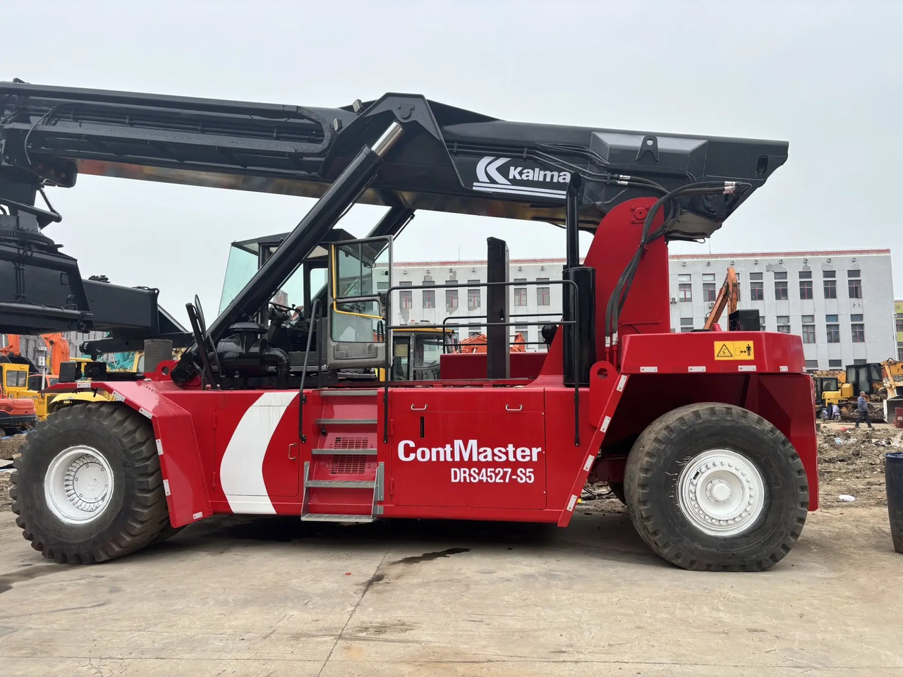 KALMAR DRS 4527 - S5 DRF450 DRT 450 45TON CONTAINER HANDLER - Sānu konteineru krāvējs: foto 5 KALMAR DRS 4527 - S5 DRF450 DRT 450 45TON CONTAINER HANDLER - Sānu konteineru krāvējs: foto 5