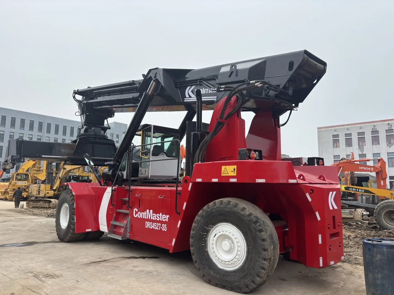 KALMAR DRS 4527 - S5 DRF450 DRT 450 45TON CONTAINER HANDLER - Sānu konteineru krāvējs: foto 3 KALMAR DRS 4527 - S5 DRF450 DRT 450 45TON CONTAINER HANDLER - Sānu konteineru krāvējs: foto 3