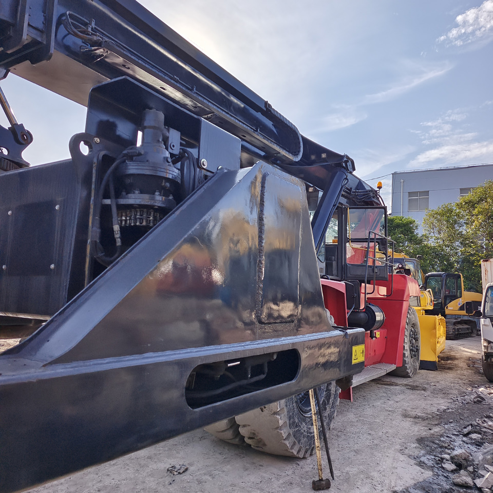 KALMAR DRT450 45 TON DRF 450 DRU450 DRD 450 - Sānu konteineru krāvējs: foto 5 KALMAR DRT450 45 TON DRF 450 DRU450 DRD 450 - Sānu konteineru krāvējs: foto 5