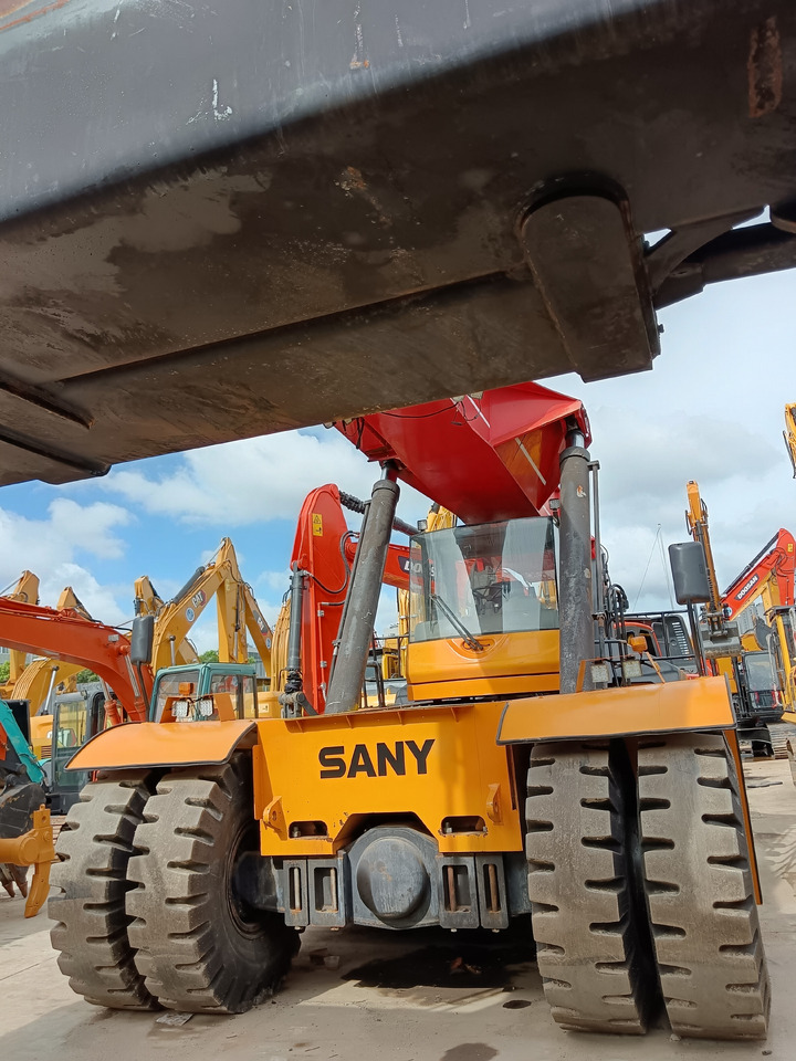 SANY SRSC45C30 REACH STACKER - Sānu konteineru krāvējs: foto 2 SANY SRSC45C30 REACH STACKER - Sānu konteineru krāvējs: foto 2
