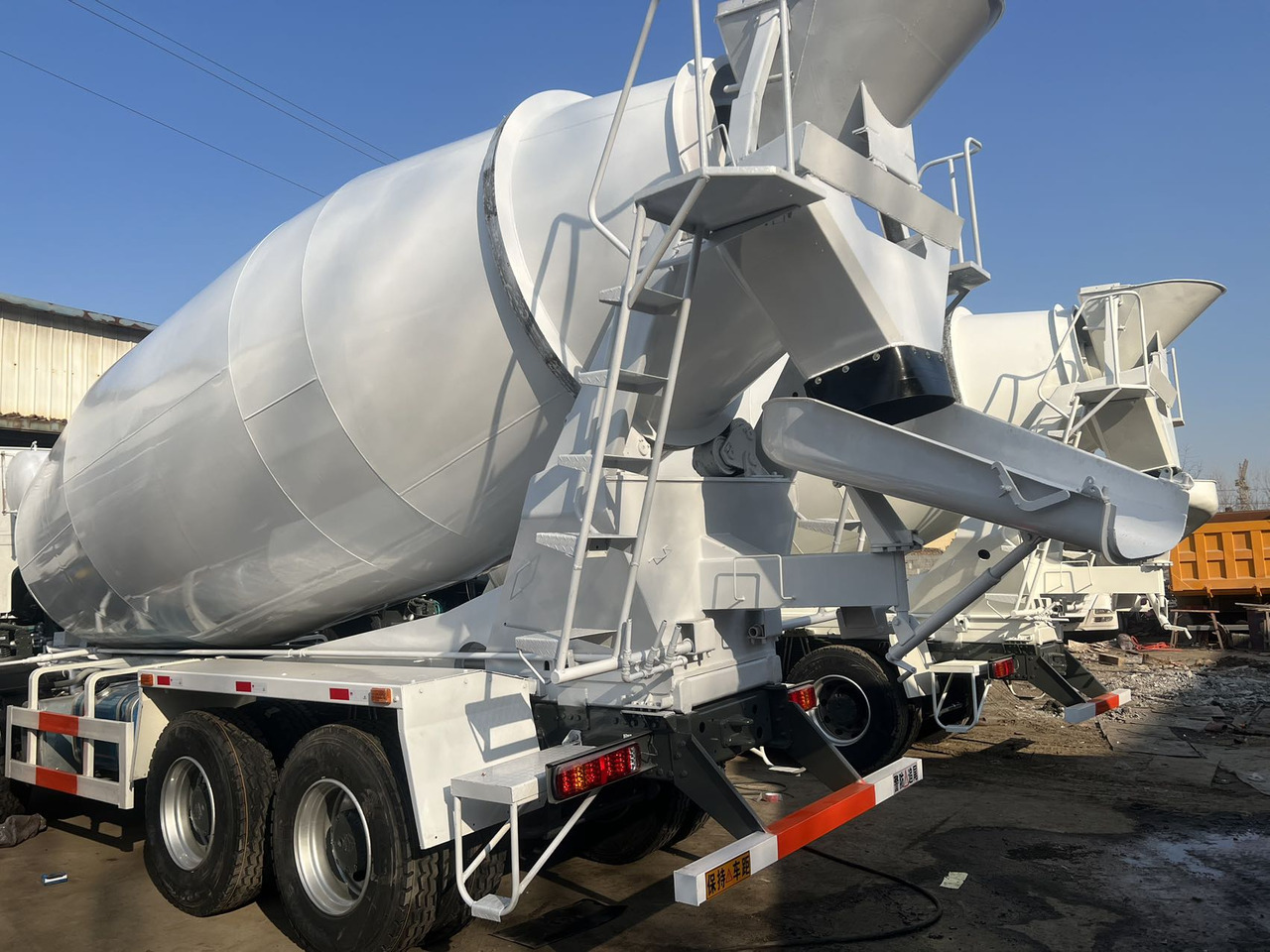 SINOTRUK HOWO 16 CBM CAPACITY - Betonvedējs: foto 4 SINOTRUK HOWO 16 CBM CAPACITY - Betonvedējs: foto 4