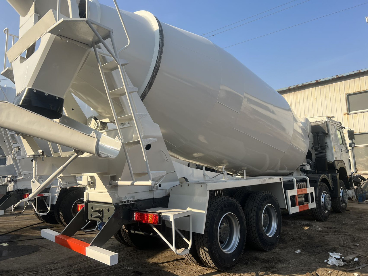 SINOTRUK HOWO 371 8X4 16 Cubic Meter SINOTRUK Howo Concrete Mixer Truck - Betonvedējs: foto 2 SINOTRUK HOWO 371 8X4 16 Cubic Meter SINOTRUK Howo Concrete Mixer Truck - Betonvedējs: foto 2