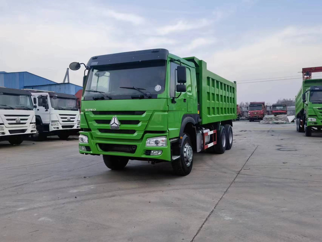 SINOTRUK HOWO 6*4 8*4 DUMP TRUCK - Kravas automašīna pašizgāzējs: foto 2 SINOTRUK HOWO 6*4 8*4 DUMP TRUCK - Kravas automašīna pašizgāzējs: foto 2