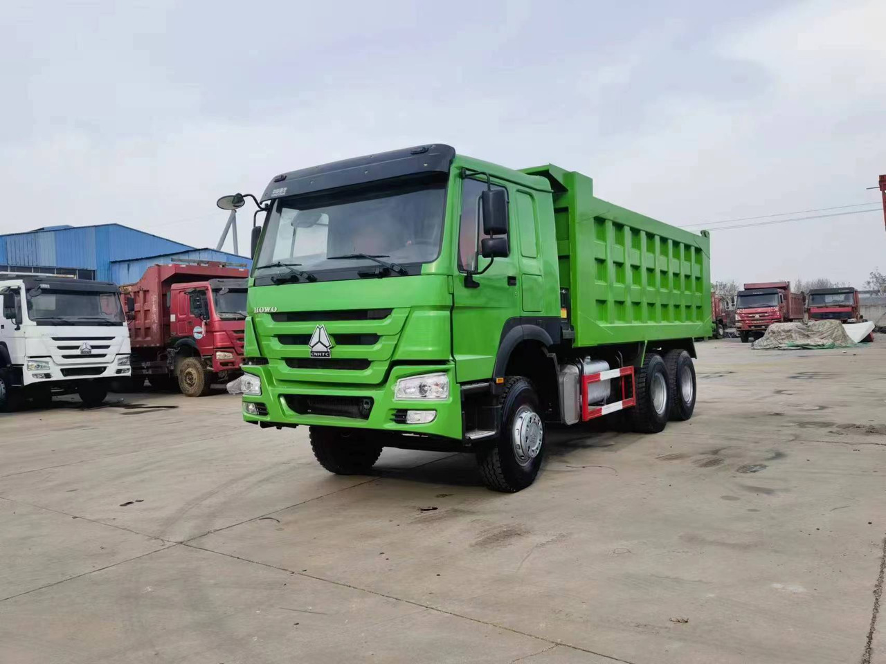 SINOTRUK HOWO 6*4 8*4 DUMP TRUCK - Kravas automašīna pašizgāzējs: foto 1 SINOTRUK HOWO 6*4 8*4 DUMP TRUCK - Kravas automašīna pašizgāzējs: foto 1
