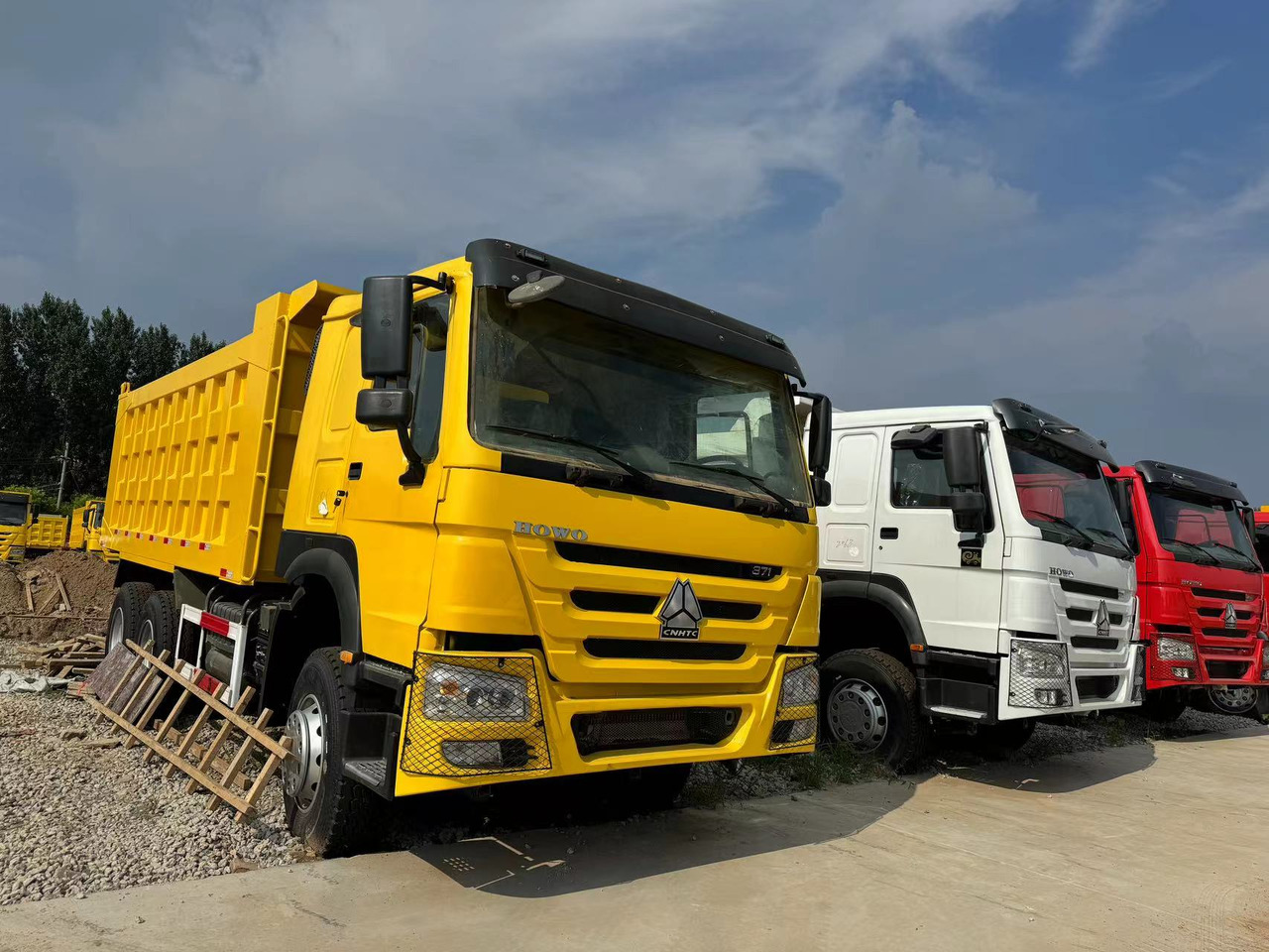 SINOTRUK HOWO 6*4 8*4 DUMP TRUCK - Kravas automašīna pašizgāzējs: foto 2 SINOTRUK HOWO 6*4 8*4 DUMP TRUCK - Kravas automašīna pašizgāzējs: foto 2