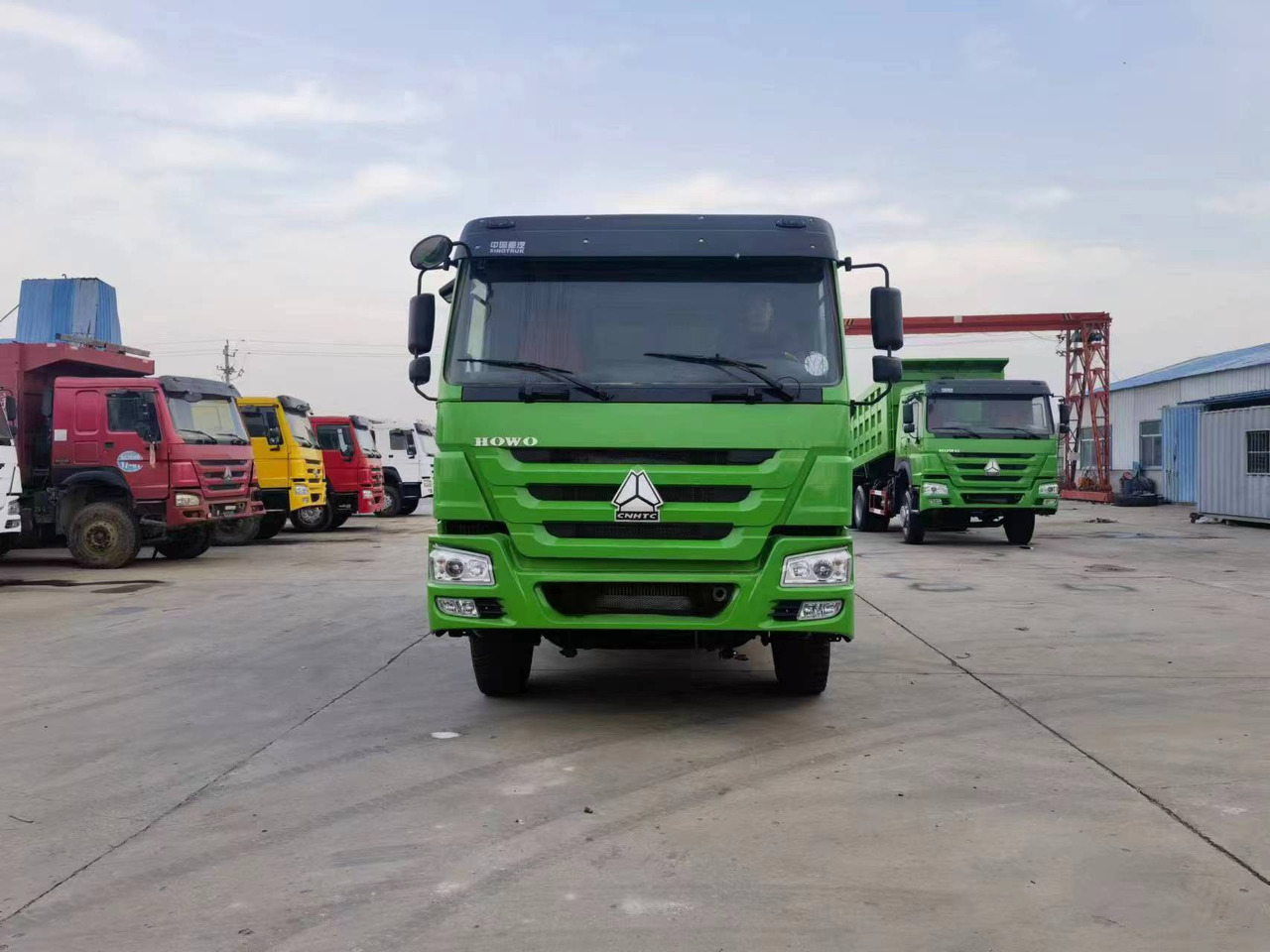 SINOTRUK HOWO 6*4 8*4 DUMP TRUCK - Kravas automašīna pašizgāzējs: foto 3 SINOTRUK HOWO 6*4 8*4 DUMP TRUCK - Kravas automašīna pašizgāzējs: foto 3