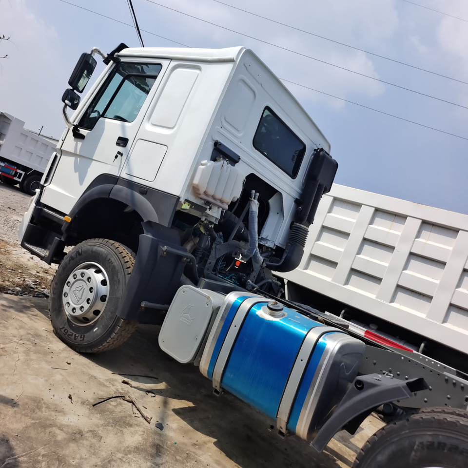 SINOTRUK HOWO 6*4 - Piekabe pašizgāzējs: foto 1 SINOTRUK HOWO 6*4 - Piekabe pašizgāzējs: foto 1