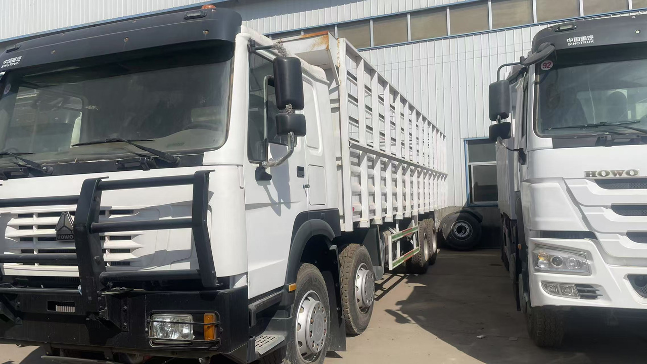 SINOTRUK HOWO 8*4 12 TIRES TWELVE WHEELS WITH FENCE - Kravas automašīna dzīvnieku pārvadāšanai: foto 3 SINOTRUK HOWO 8*4 12 TIRES TWELVE WHEELS WITH FENCE - Kravas automašīna dzīvnieku pārvadāšanai: foto 3