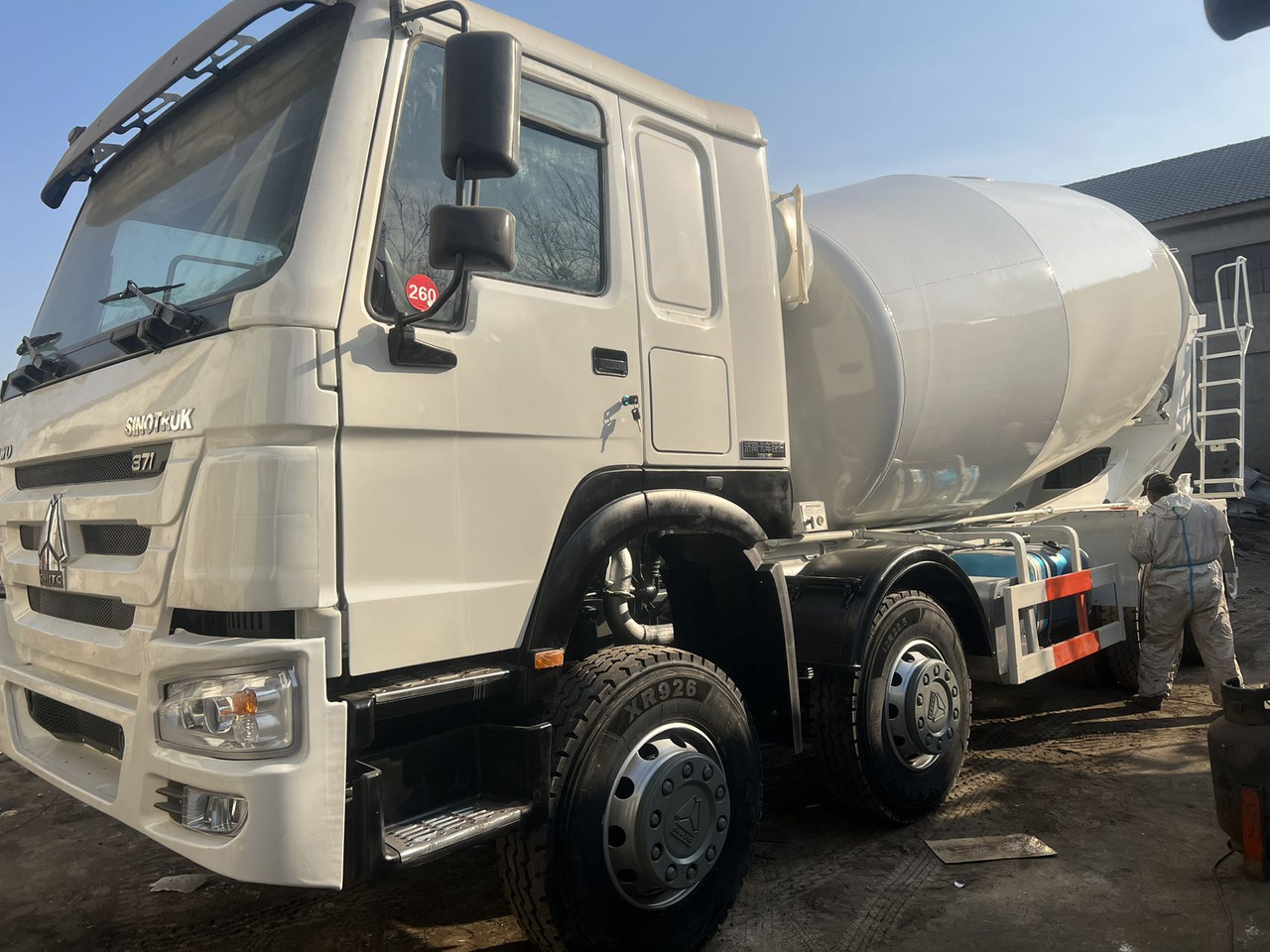 SINOTRUK HOWO 8*4 16 CBM CAPACITY - Betonvedējs: foto 1 SINOTRUK HOWO 8*4 16 CBM CAPACITY - Betonvedējs: foto 1