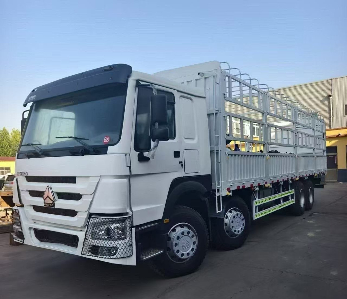 SINOTRUK HOWO 8*4 WITH FENCE - Kravas automašīna dzīvnieku pārvadāšanai: foto 1 SINOTRUK HOWO 8*4 WITH FENCE - Kravas automašīna dzīvnieku pārvadāšanai: foto 1
