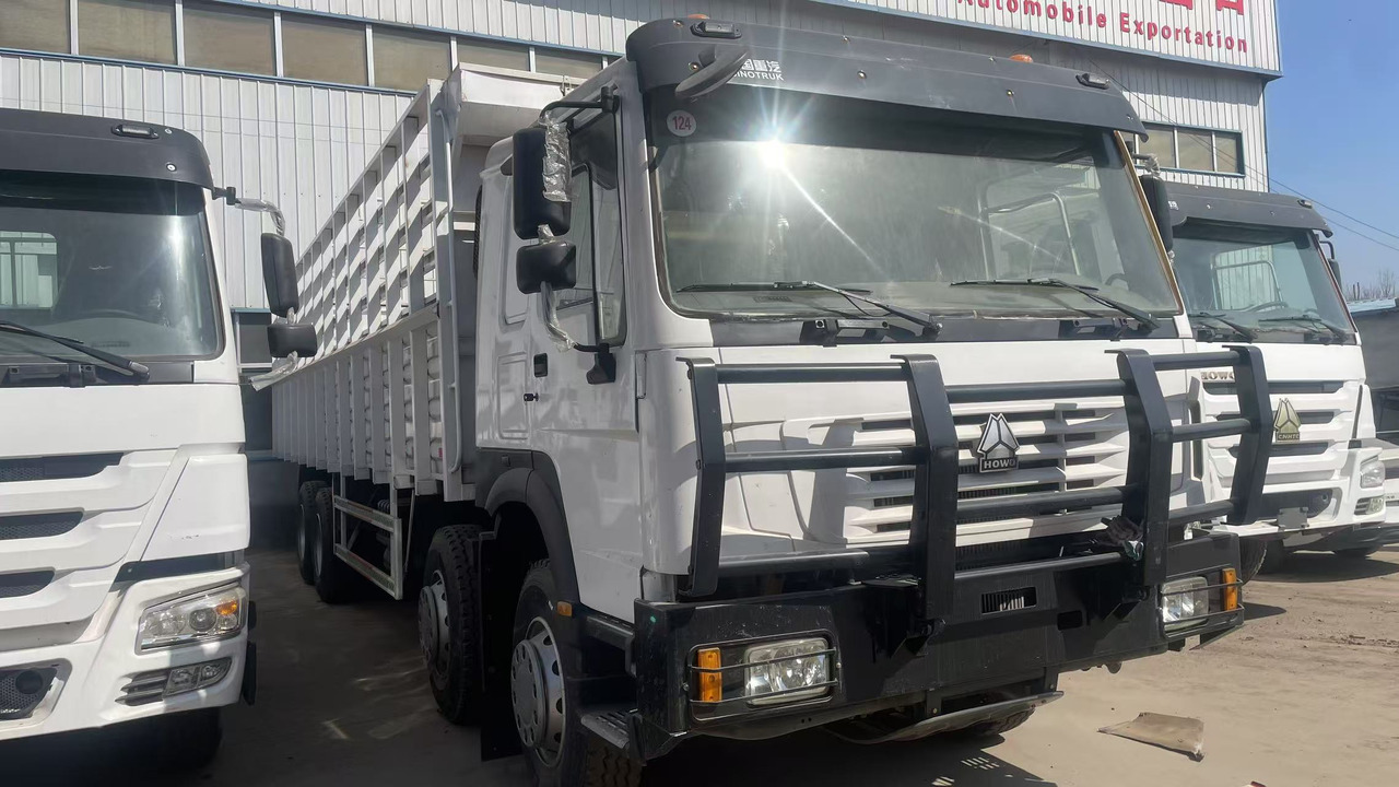 SINOTRUK HOWO 8*4 WITH FENCE - Kravas automašīna dzīvnieku pārvadāšanai: foto 4 SINOTRUK HOWO 8*4 WITH FENCE - Kravas automašīna dzīvnieku pārvadāšanai: foto 4