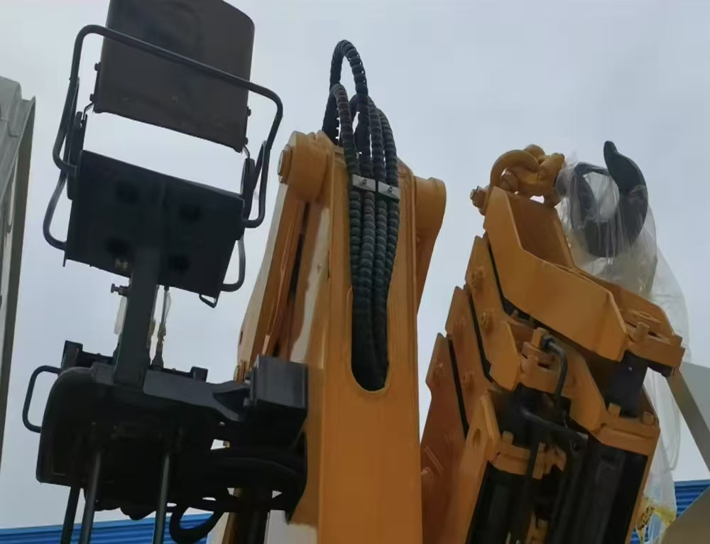 SINOTRUK HOWO 8 TON Knuckle Boom Crane TRUCK MOUNTED CRANE - Kravas auto ar manipulatoru: foto 4 SINOTRUK HOWO 8 TON Knuckle Boom Crane TRUCK MOUNTED CRANE - Kravas auto ar manipulatoru: foto 4