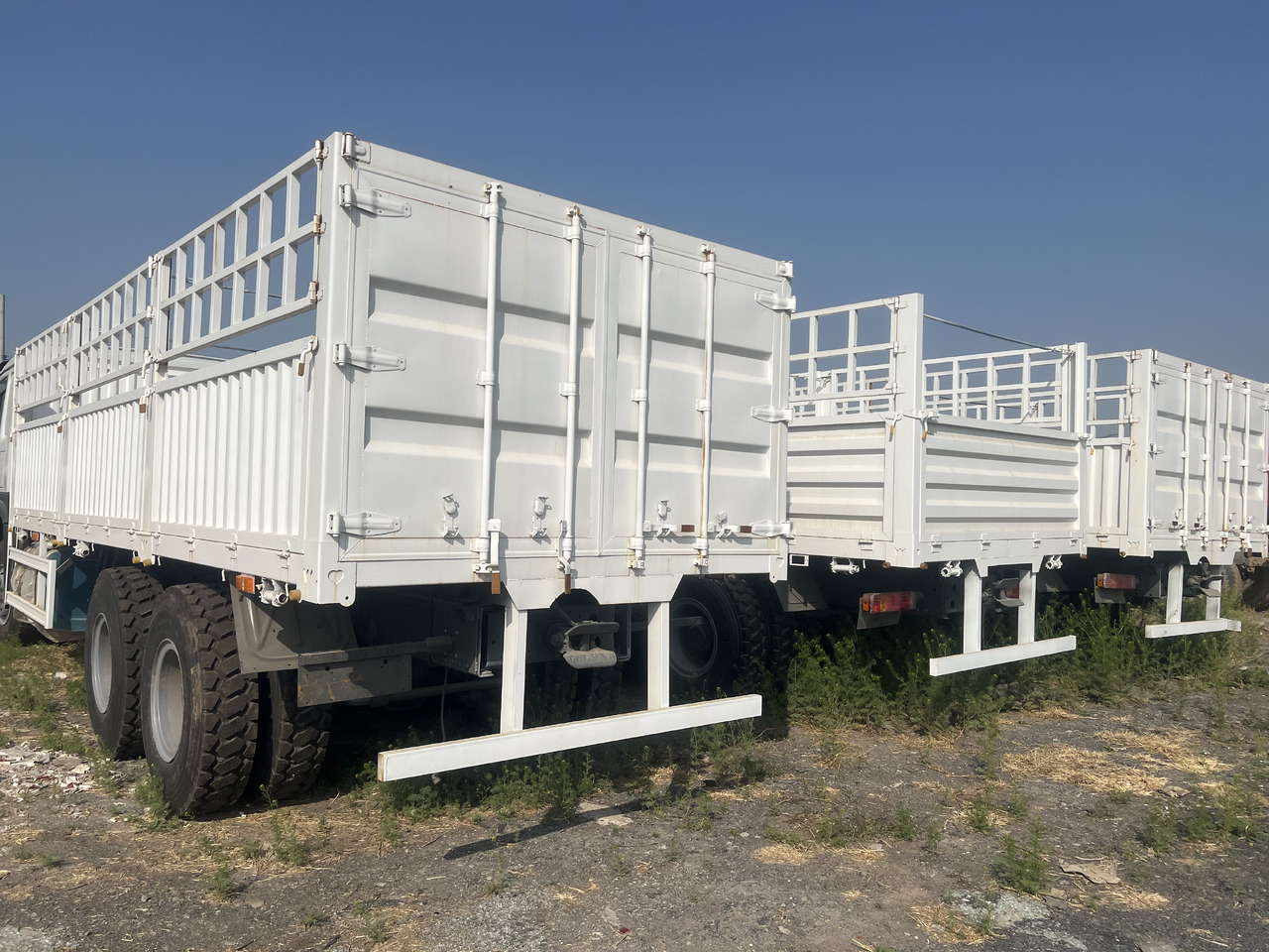 SINOTRUK HOWO FENCE LIVESTOCK DUMP TRUCK - Kravas automašīna pašizgāzējs: foto 1 SINOTRUK HOWO FENCE LIVESTOCK DUMP TRUCK - Kravas automašīna pašizgāzējs: foto 1