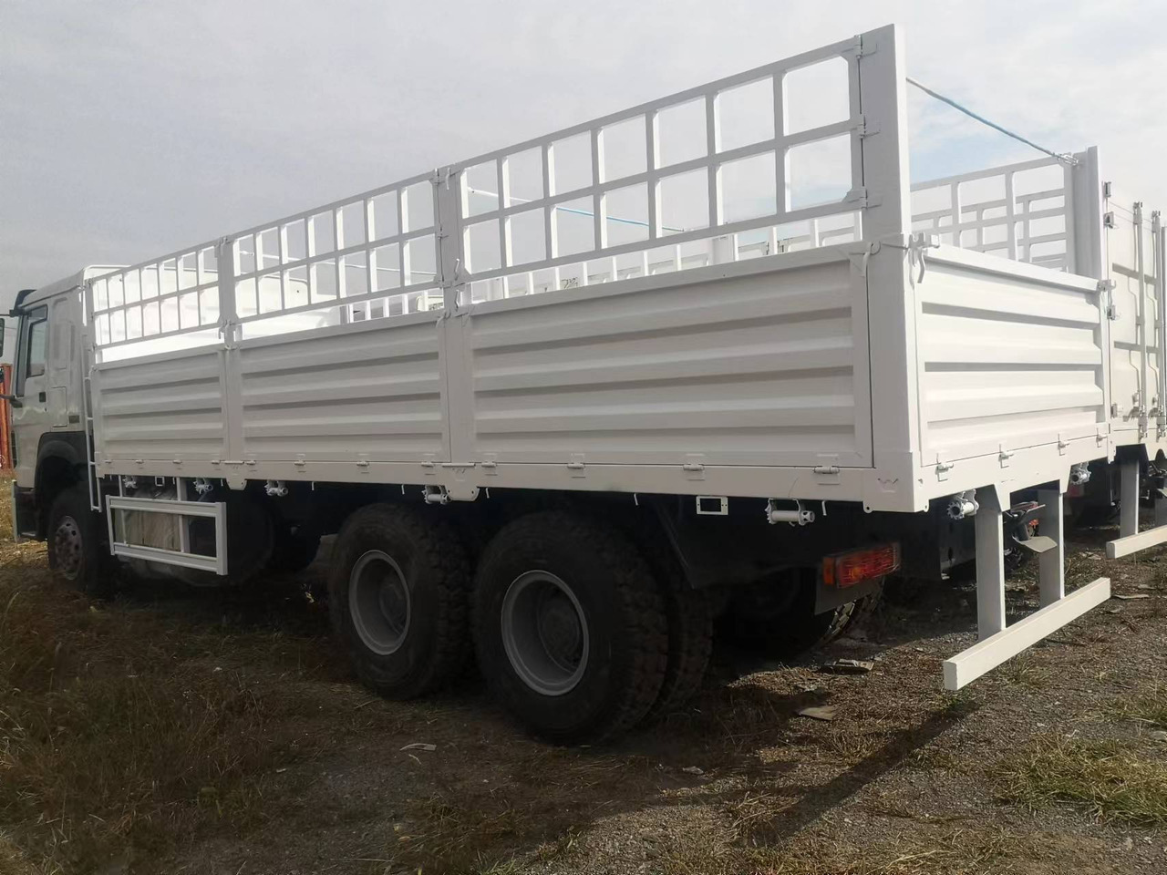 SINOTRUK HOWO FENCE LIVESTOCK DUMP TRUCK - Kravas automašīna pašizgāzējs: foto 4 SINOTRUK HOWO FENCE LIVESTOCK DUMP TRUCK - Kravas automašīna pašizgāzējs: foto 4