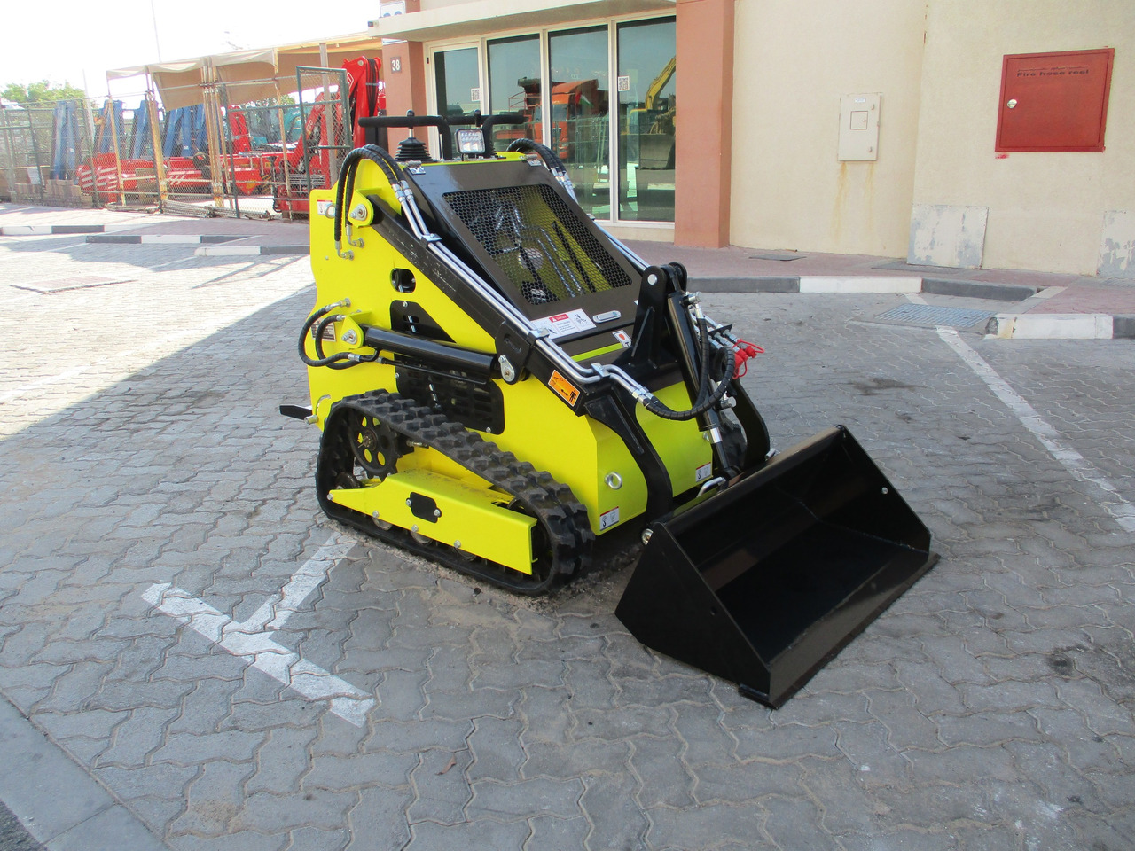MACHPRO MPS330 Mini Skid Steer - Kompaktiekrāvējs: foto 1 MACHPRO MPS330 Mini Skid Steer - Kompaktiekrāvējs: foto 1