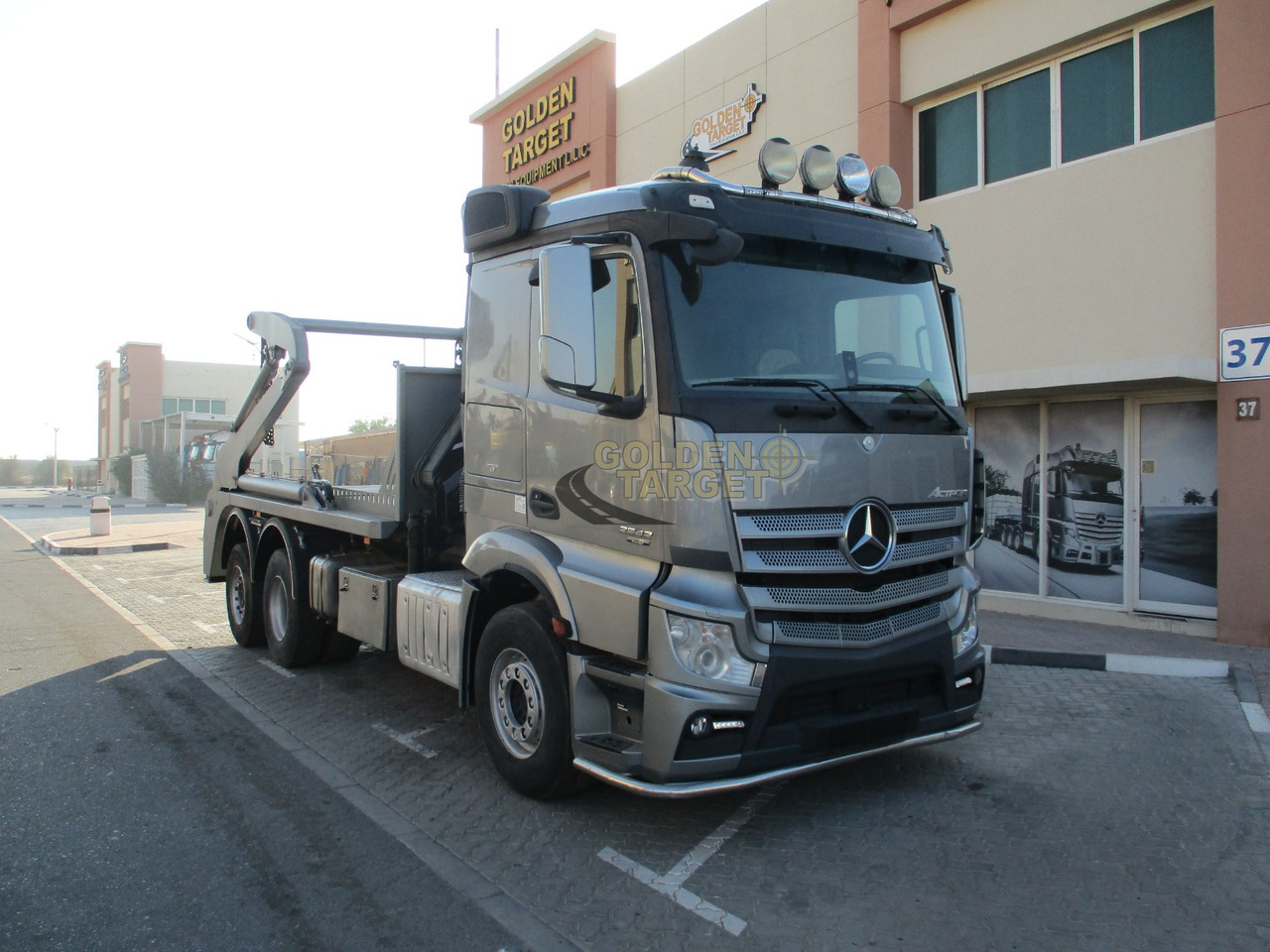 MERCEDES-BENZ 2642 6×2 DOUBLE SKIP LOADER with HIAB Crane - Būvgružu konteineru vedējs: foto 1 MERCEDES-BENZ 2642 6×2 DOUBLE SKIP LOADER with HIAB Crane - Būvgružu konteineru vedējs: foto 1