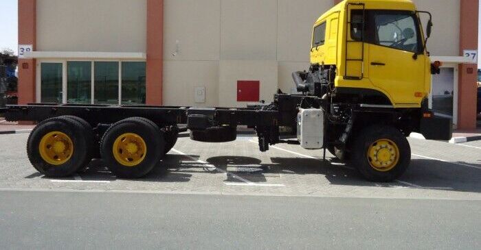 Nissan UD CZ4YL 6x6 Chassis Truck - Šasija kravas automašīna: foto 3 Nissan UD CZ4YL 6x6 Chassis Truck - Šasija kravas automašīna: foto 3
