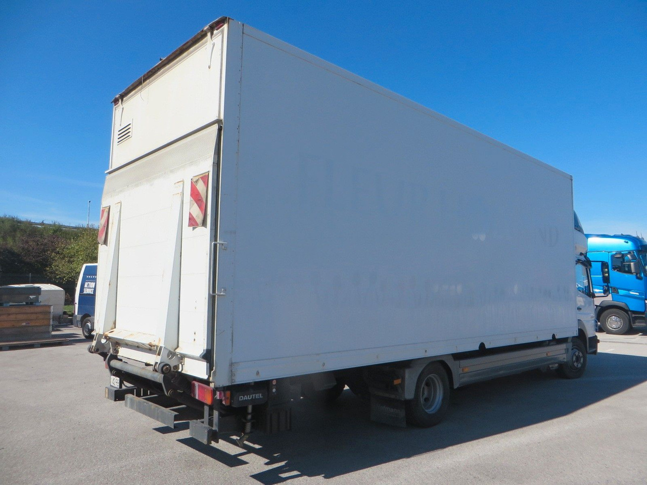 Mercedes-Benz Atego 1024 Box body with tail lift - Kravas automašīna ar slēgto virsbūvi: foto 3 Mercedes-Benz Atego 1024 Box body with tail lift - Kravas automašīna ar slēgto virsbūvi: foto 3