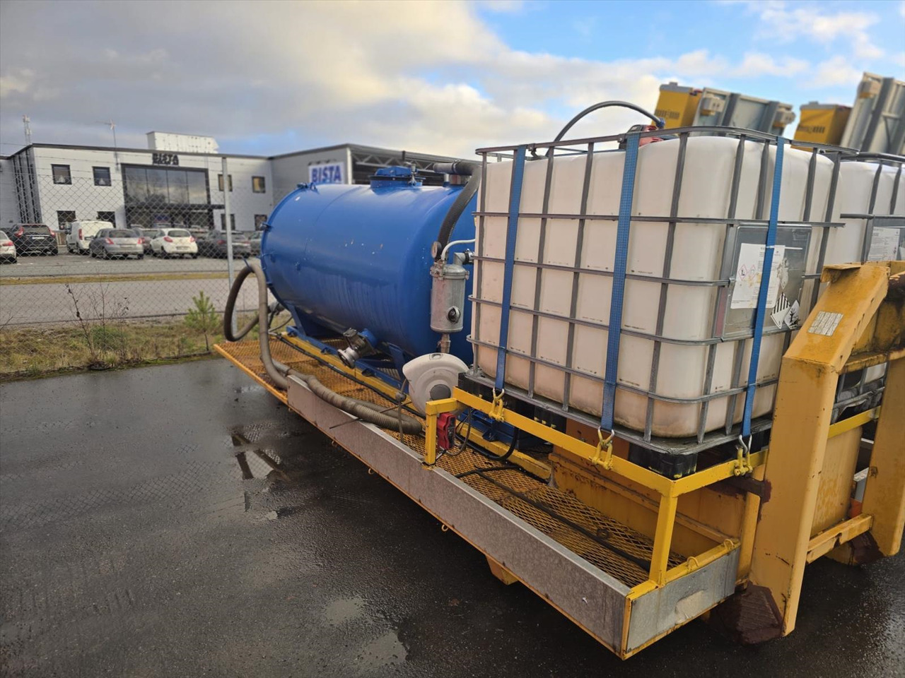 Lastväxlaflak med tank - Huka konteiners: foto 1 Lastväxlaflak med tank - Huka konteiners: foto 1